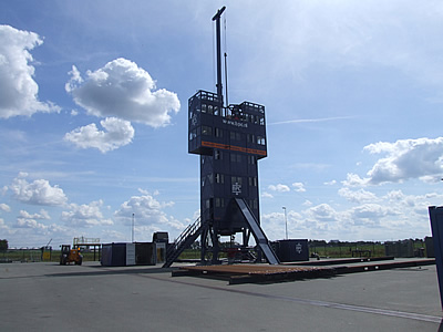 BPC-workover rig op het caverne platform in Zuidwending.