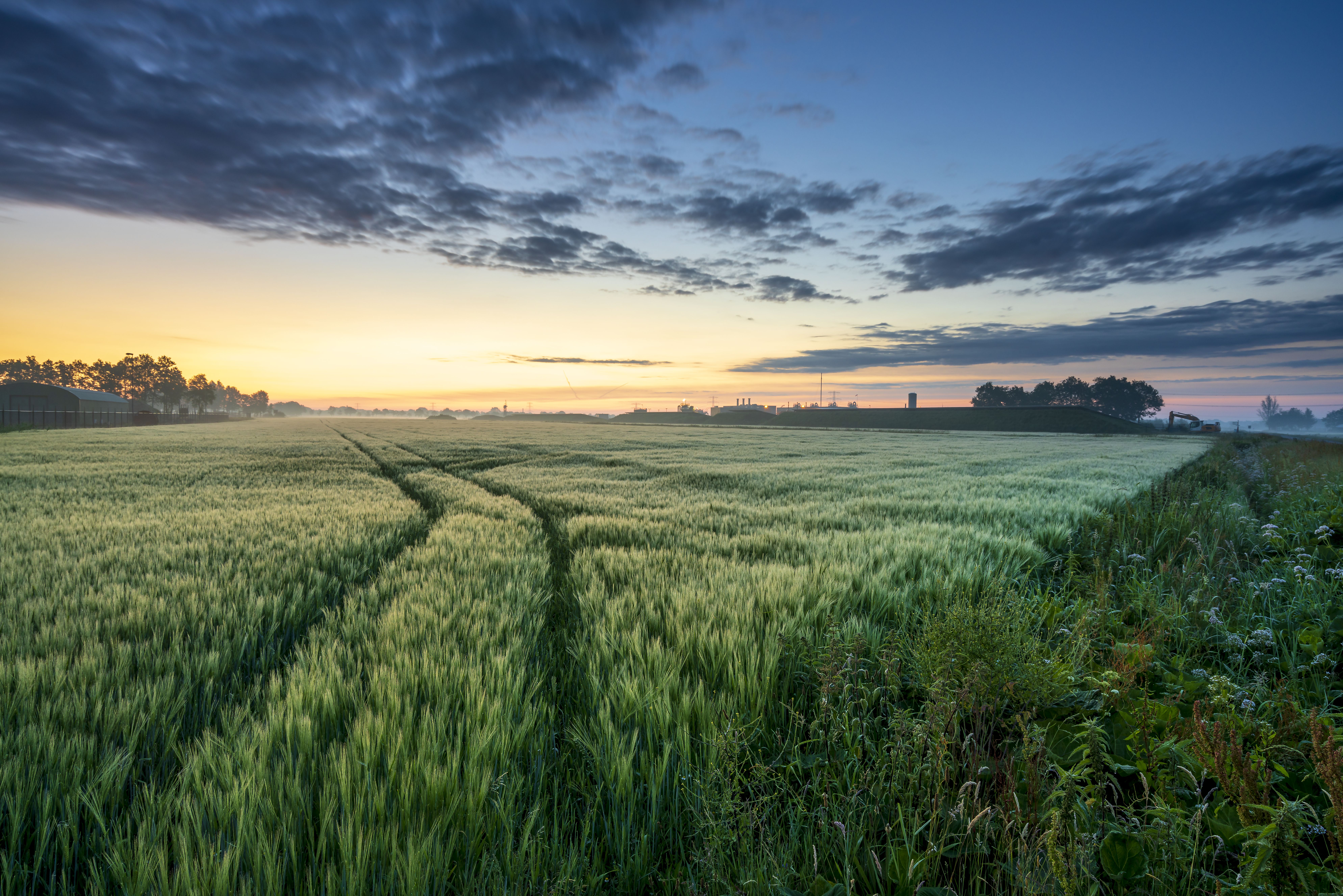 Werkzaamheden aardgasbuffer Zuidwending in verte zichtbaar vanaf landbouw