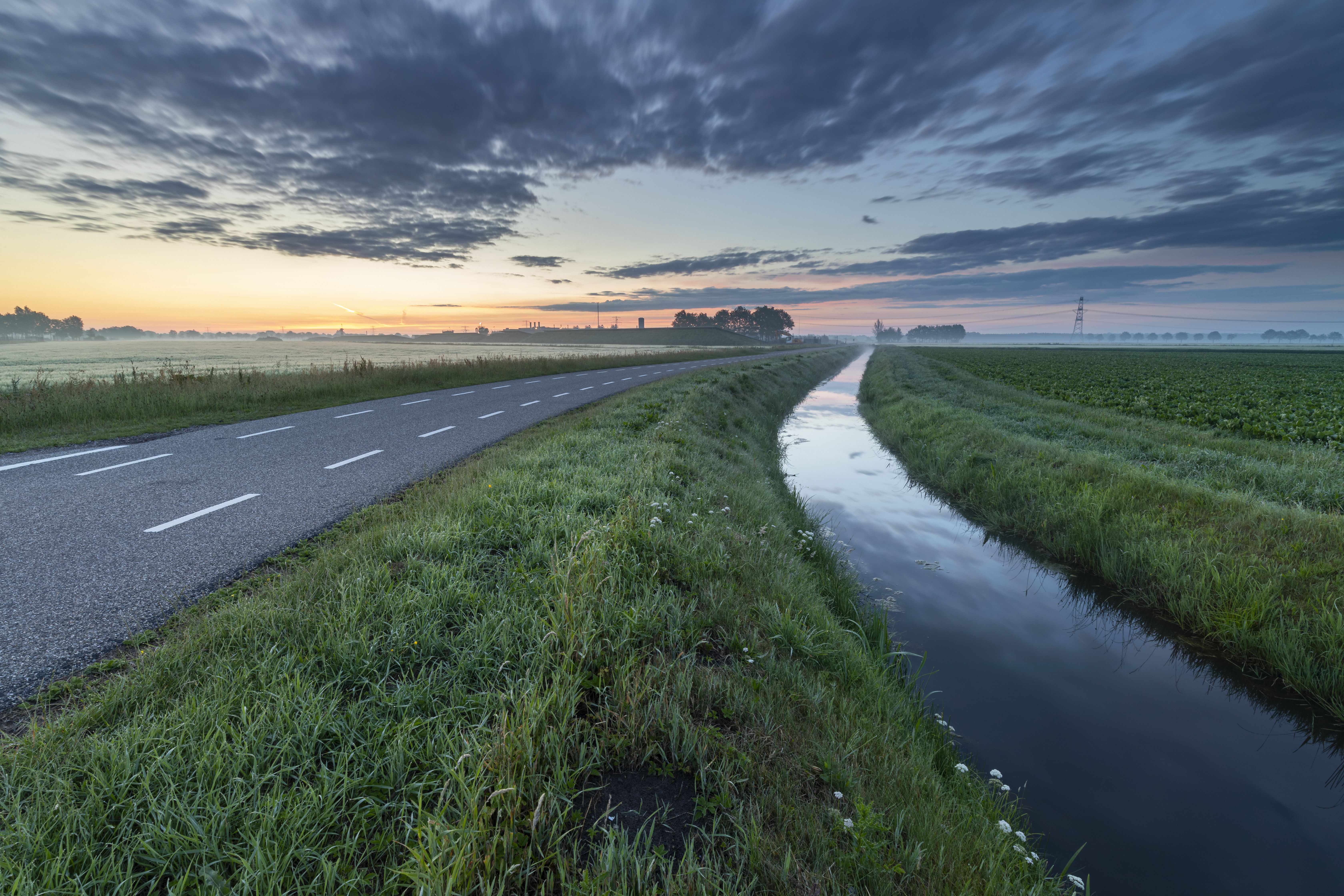 Platteland weg naar bovengrondse installaties aardgasbuffer Zuidwending